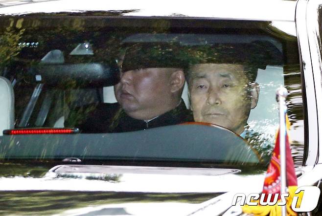 김정은 북한 국무위원장이 28일(현지시간) 도널드 트럼프 미국 대통령과의 2차 북미정상회담이 결렬된 뒤 하노이 소피텔 레전드 메트로폴 호텔를 떠나고 있다. © AFP=뉴스1 © News1 우동명 기자