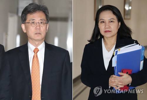 기자실 들어서는 김현종 본부장과 유명희 수석대표 (세종=연합뉴스) 이진욱 기자 = 8일 오후 정부세종청사 산업통상자원부에서 김현종 통상교섭본부장(왼쪽)과 한미FTA(자유무역협정) 수석대표인 유명희 통상정책국장이 개정협상 설명을 위해 기자실로 들어서고 있다. 2018.1.8