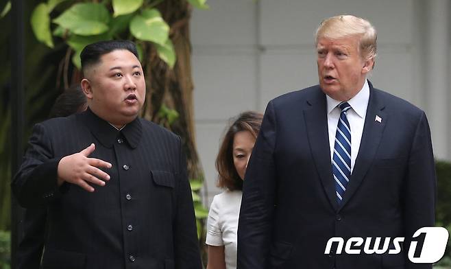 도널드 트럼프 미국 대통령과 김정은 북한 국무위원장이 28일(현지시간) 베트남 하노이 소피텔 레전드 메트로폴 호텔에서 단독회담을 마치고 정원에서 산책을 하며 얘기를 하고 있다. 261일 만에 '2차 핵 담판'에 돌입한 트럼프 대통령은 이날 북한 비핵화 과정에서 속도보다 옳은 합의를 하는 것이 중요하다며 “서두를 생각은 없다”고 강조했으며, 김정은 위원장은 “이제 우리의 노력을 보여줄 때다”라고 말했다. © 로이터=뉴스1 © News1 우동명 기자