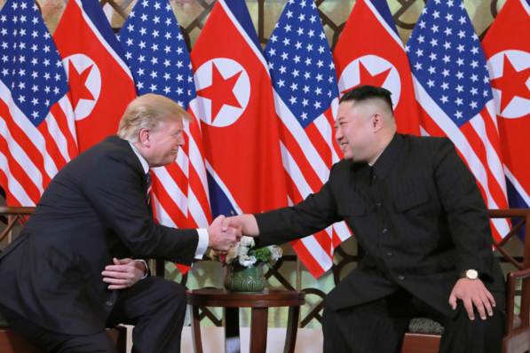 도널드 트럼프 미국 대통령과 김정은 북한 국무위원장이 2019년 2월 27일 2차 미·북 정상회담을 위해 베트남 하노이의 메트로폴 호텔에서 만나 악수를 나누고 있다. /북한 노동신문