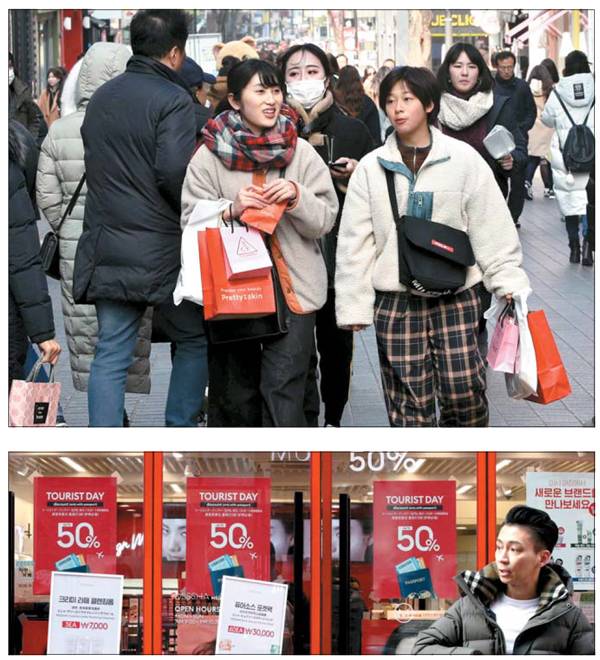 북적이는 명동에서는 쇼핑을 하는 외국인 관광객들 모습을 쉽게 볼 수 있다. 상점들도 `외국인만 50% 할인` 정책을 펼치며 외국인 고객 모시기에 적극적이다. [김호영 기자]