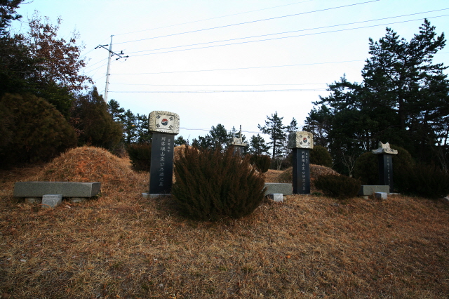 서쪽을 바라보고 선 송내호 선생의 묘. /사진=한국관광공사