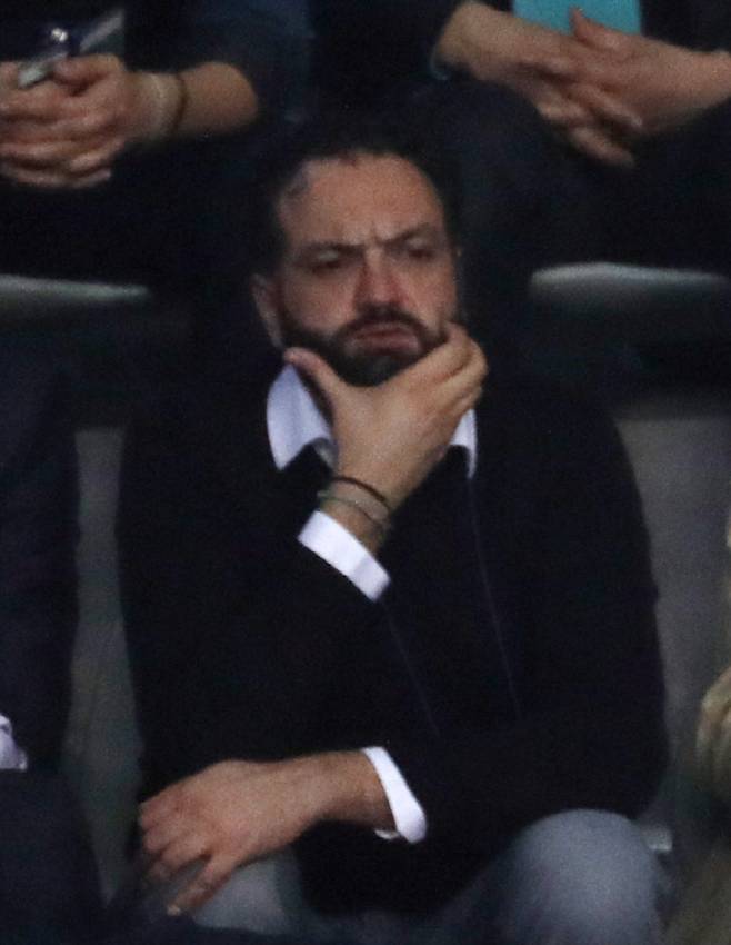 한국 여자배구 대표팀 스테파노 라바리니 감독이 1일 오후 장충체육관에서 프로배구 GS칼텍스-현대건설의 경기를 보고 있다장충 | 연합뉴스