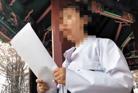 ‘천리마 민방위’ 소속 여성이 1일 흰색 저고리에 검은 치마를 입고 서울 탑골공원으로 추정되는 곳에서 “북조선 인민을 대표하는 자유 조선 임시정부를 건립한다”고 선언하고 있다. /유튜브