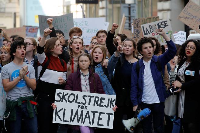 지구촌 곳곳 ‘청소년들의 외침’ 스웨덴 출신의 환경운동가 그레타 툰베리(16·왼쪽에서 두번째)가 지난달 22일 프랑스 파리에서 열린 청소년들의 지구온난화 반대 시위를 이끌고 있다. 툰베리가 지난해 8월부터 시작한 기후변화 대책 마련을 요구하는 시위는 국경을 넘어 미국과 유럽의 청소년들을 움직였다. 오는 15일엔 40여개국에서 청소년들이 ‘기후변화를 막기 위한 등교거부 행진’을 벌일 예정이다. 파리 | 로이터연합뉴스
