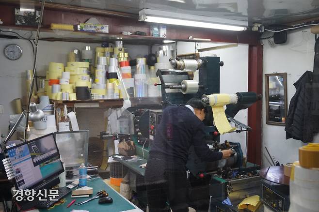 서울 충무로 인쇄골목에 위치한 한 소규모 업체에서 직원이 인쇄 작업을 하고 있다. / 김천 자유기고가 제공