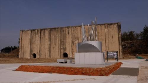 전라남도 해남군 황산면 옥동리에 있는 명반석 저장고. 1945년 3월 제주도 방공호 건설현장에 끌려갔다가 해방 직후 배를 타고 오던 중, 화재사고로 숨진 해남 출신 징용자 120여명을 위한 위령탑이 앞에 있다. 해남=서재민 기자