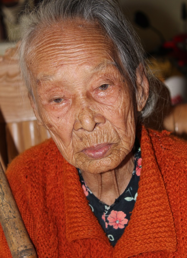 97살로 최고령 생존자였던 찐티티엣 할머니의 2018년 2월 모습.