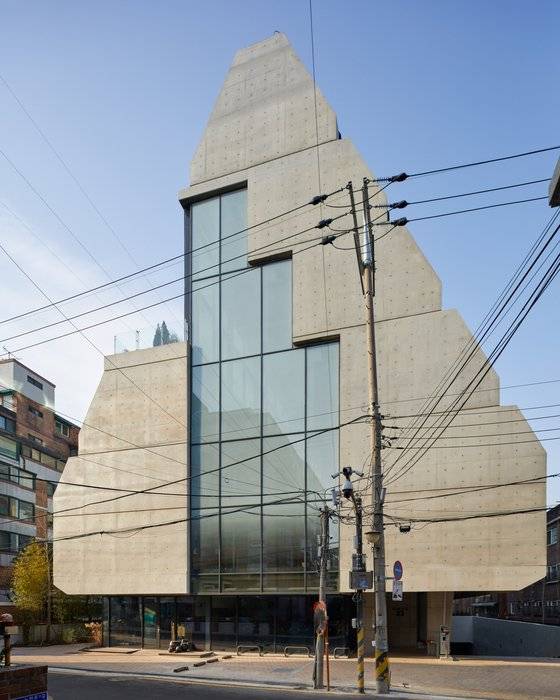 트리하우스의 전경. 뻥 뚫린 공용공간 양 옆으로 실들이 배치되어 있다. [사진 노경 작가]