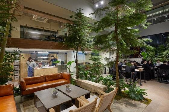 각 실마다 작은 조리공간이 있고, 1층 공용공간에 넓은 오픈 키친을 뒀다. ［사진 노경 작가］