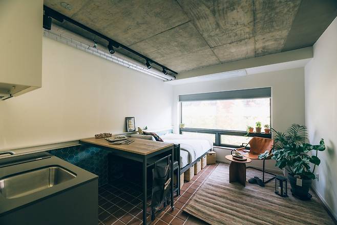 3층 '피메일 라이프'. 싱크대와 침대 사이 움직이는 책상을 뒀다.［사진 이지응 작가］