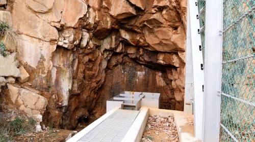 폐쇄된 일광광산 입구 중 한 곳. 산업통상자원부 산하 한국광해관리공단이 광물질 피해를 막고자 지난 2016년 수질 정화시설을 만들었지만, 갱도에서 나오는 물을 항상 지켜볼 수만은 없다. 기장=서재민 기자