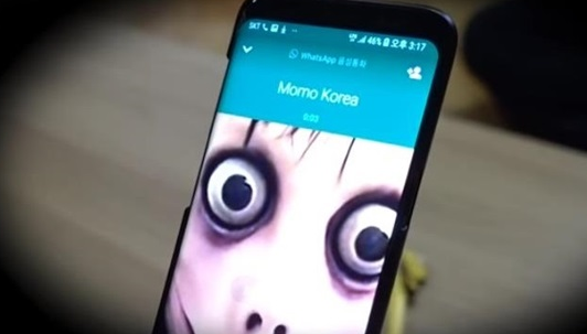 모모귀신과 통화하는 영상 [사진=유튜브 영상 캡처]