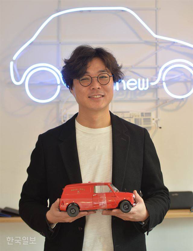 최이현 모어댄 대표가 ‘BMW 미니’ 모형을 들고 포즈를 취했다. 모어댄은 자동차 시트와 안전벨트 등으로 가방을 만드는 사회적 기업이다. 그가 들고 있는 BMW 미니는 그에게 사업 영감을 제공한 의미있는 자동차다. 홍윤기 인턴기자