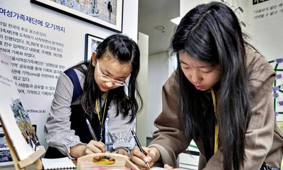 '기억존: 강남역 인근 살해사건'을 둘러본 노효은(왼쪽) 학생기자·박수연 학생모델이 자발적으로 나서서 포스트잇에 성평등도서관을 둘러본 감회 등을 담았다.