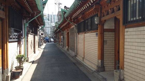 어릴 적 살던 용두동 골목. 골목 전체가 한옥으로 오롯이 남은 곳은 여기뿐이다. [사진 박헌정]