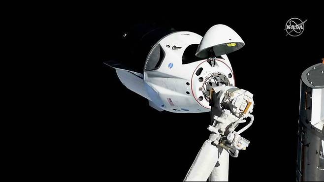 미국 민간 우주탐사 기업 스페이스X의 우주선 ‘크루 드래곤’이 3일(현지 시간) 국제우주정거장(ISS) 하모니 모듈에 성공적으로 도킹하고 있다. 스페이스X는 사람을 ISS로 실어 나를 수 있는 유인 우주선 시험발사에 처음으로 성공한 민간기업이 됐다. [사진 NASA]