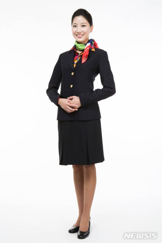 【서울=뉴시스】대한항공이 지난 1일부로 창립 50주년을 맞았다. 대한항공은 50년 역사를 기념하며 그동안 세월에 따라 변모한 유니폼의 모습을 함께 공개했다. 사진은 7기(1978년 1월~1980년 3월) 유니폼의 모습. 2019.03.04 (사진 = 대한항공 제공) photo@newsis.com