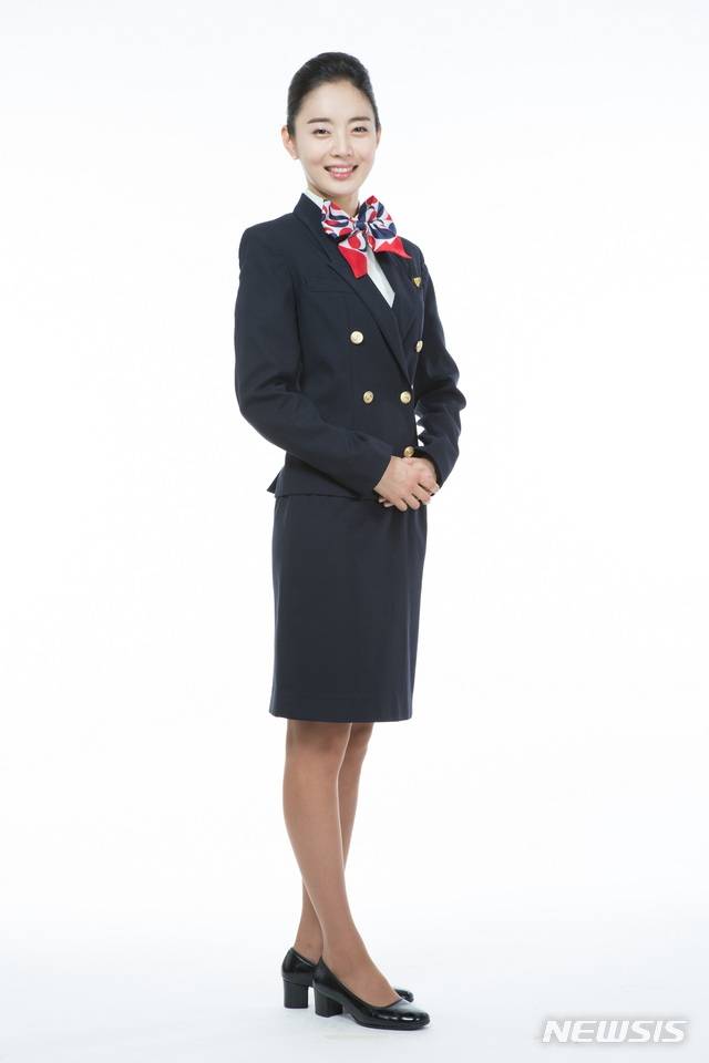 【서울=뉴시스】대한항공이 지난 1일부로 창립 50주년을 맞았다. 대한항공은 50년 역사를 기념하며 그동안 세월에 따라 변모한 유니폼의 모습을 함께 공개했다. 사진은 10기(1991년 1월~2005년 2월) 유니폼의 모습. 2019.03.04 (사진 = 대한항공 제공) photo@newsis.com