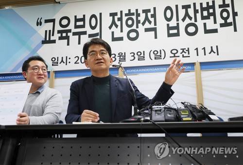 한유총 '교육부 입장변화 촉구' (서울=연합뉴스) 이지은 기자 = 이덕선 한국유치원단체총연합회(한유총) 이사장이 3일 오전 서울 용산구 한유총 사무실에서 기자회견을 열고 유치원 개학연기와 관련 정부의 대응에 대한 입장을 발표한 뒤 취재진의 질문에 답하고 있다. 한유총은 이날 개학연기 방침을 고수하겠다고 밝혔다. 2019.3.3 jieunlee@yna.co.kr