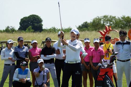 미국여자프로골프(LPGA) 투어 세계랭킹 1위 박성현이 4일(한국시간) 필리핀 라구나에 위치한 더 컨트리클럽에서 솔레어 리조트 앤드 카지도 VVIP 회원 40여명과 현지 유망주 20여 명 등을 대상으로 골프 클리닉을 하고 있다. 사진제공 | 솔레어리조트앤드카지노