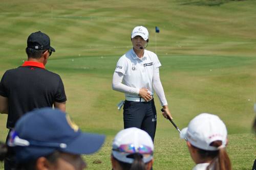 미국여자프로골프(LPGA) 투어 세계랭킹 1위 박성현이 4일(한국시간) 필리핀 라구나에 위치한 더 컨트리클럽에서 솔레어 리조트 앤드 카지도 VVIP 회원 40여명과 현지 유망주 20여 명 등을 대상으로 골프 클리닉을 하고 있다. 사진제공 | 솔레어리조트앤드카지노