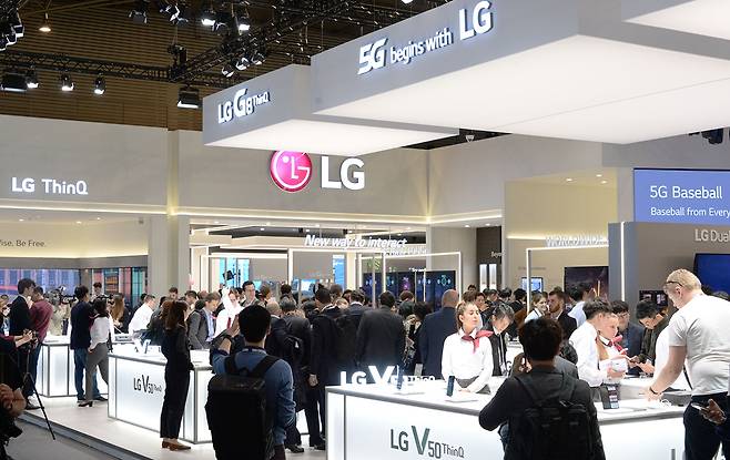 LG전자는 MWC 2019를 통해 G8 씽큐와 V50 씽큐를 함께 공개했다.