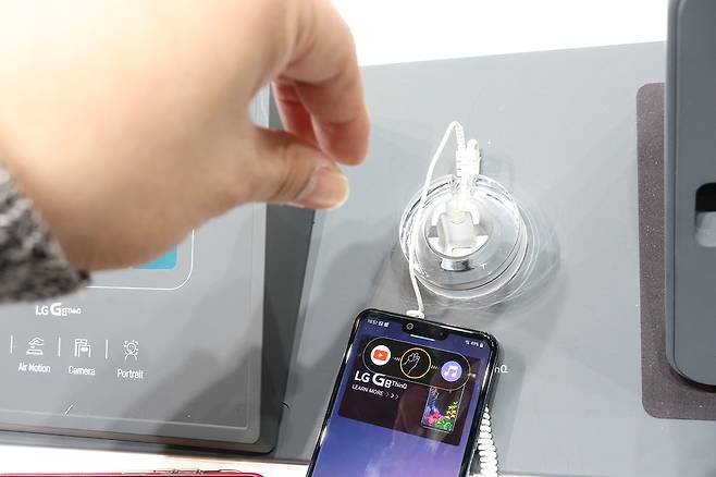 인피니언 3D 카메라와 엑스페리의 안면 인식 기술 등을 더해 완성도를 높인 G8 씽큐의 전면 카메라.