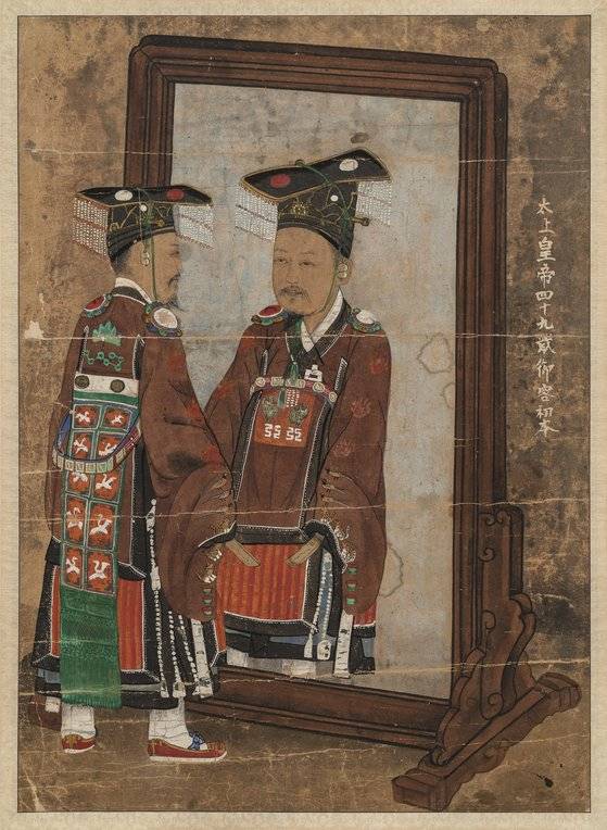 대한제국 고종 황제가 거울에 비친 자신의 모습을 보고 있는 그림이 3·1운 동 및 대한민국 임시정부 수립 100주년을 기념하는 특별전에 처음으로 나왔다. 기존 어진(御眞·왕의 초상화)과 형태·내용이 전혀 달라 주목된다. [사진 서울 예술의전당 서예박물관]