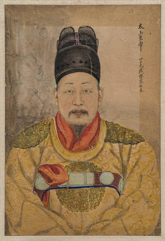 거울을 보는 고종 황제 초상과 함께 전시되는 고종 황제 어진.[사진 서예박물관]