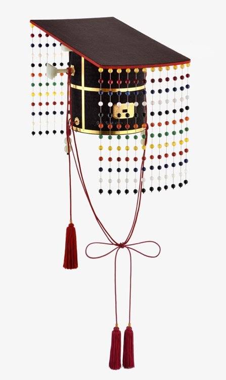 2017년 재현한 고종 황제 면류관. 구슬을 꿴 12개의 줄이 달려 있다. [사진 경운박물관]