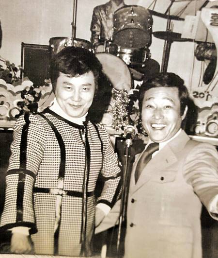 남진 장로(왼쪽)가 1970년대 초 ‘쇼쇼쇼’ 진행자 곽규석씨와 함께 무대에 서 있다.