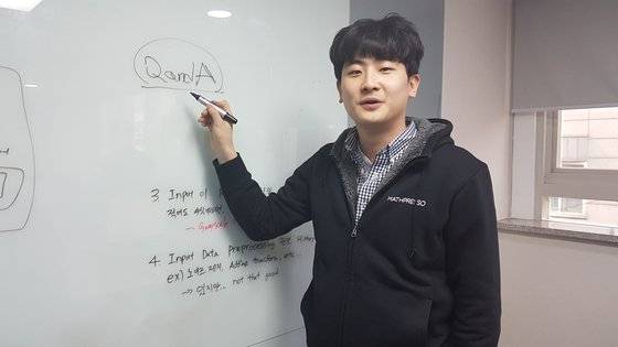 콴다를 만든 매스프레소 이종흔 공동대표가 콴다의 작동의 원리에 대해 설명하고 있다. 박민제 기자