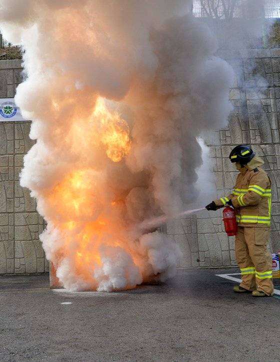 소방관이 식용유로 발생한 화재를 일반 분말 소화기로 진화하는 시연을 하고 있다. 프리랜서 김성태