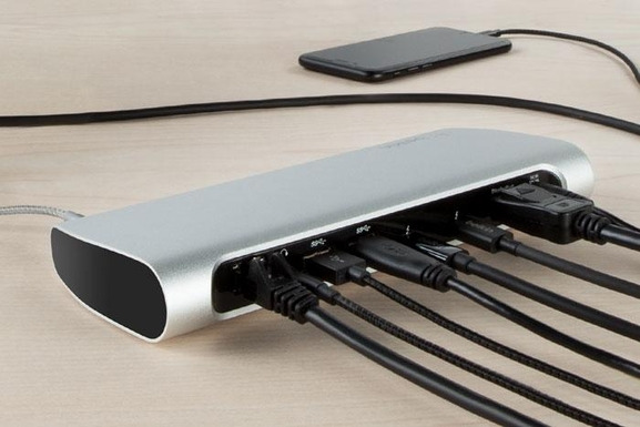 다양한 규격의 단자가 연결돼 있는 모습. USB 4 시대가 열리면 이 모든 단자를 하나의 형태로 통합할 수 있을지도 모릅니다. /조선DB