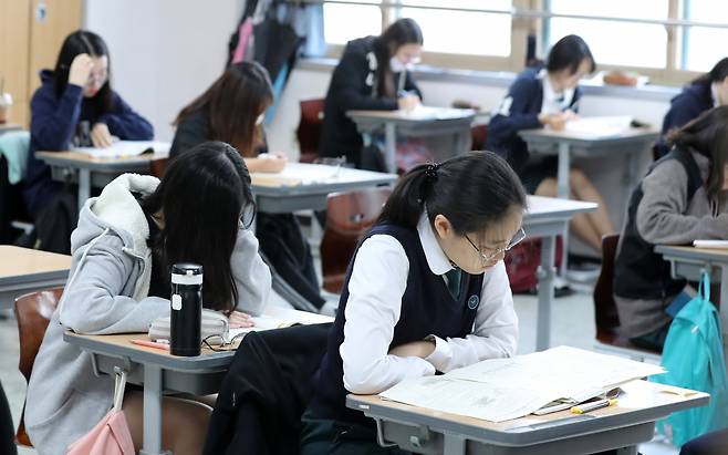 지난해 고3 전국연합학력평가가 실시된  10월 서울 영등포구 영등포여자고등학교에서 학생들이 공부를 하고 있다. /사진=뉴시스 DB