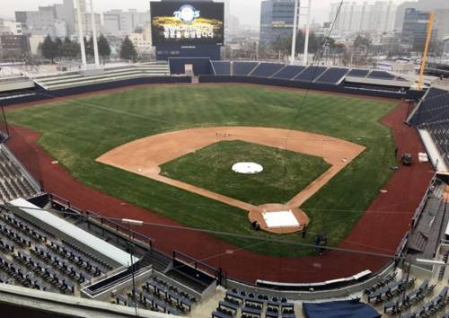 3층에서 바라본 NC 새 야구장 필드 (창원=연합뉴스) 이정훈 기자 = 창원시가 지역 언론에 공개한 프로야구단 NC다이노스 홈구장인 '창원NC파크 마산구장' 전경. 2019.3.7