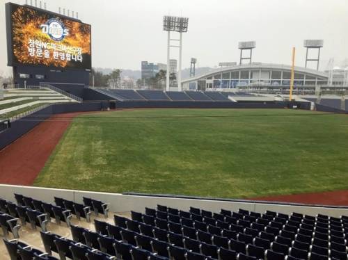 필드와 가까운 관람석 (창원=연합뉴스) 이정훈 기자 = 1층 내야석에서 바라본 프로야구단 NC다이노스 홈구장인 '창원NC파크 마산구장' 전경. 2019.3.7