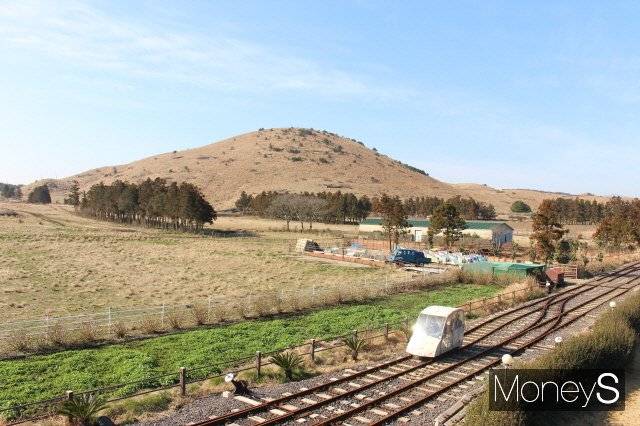 중산간지역으로 향하는 길에 만난 용눈이오름과 레일바이크. /사진=박정웅 기자