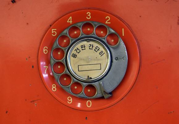 1980년대 공중전화에 붙어 있는 ‘용건만 간단히’라는 안내문만 봐도 당시 공중전화의 인기를 옅볼 수 있다.  2019. 3. 5 정연호 기자 tpgod@seoul.co.kr