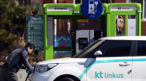 서울 성동구 마장동의 한 공중전화 부스에 설치된 전기차 충전소에서 KT링커스 직원이 업무 차량을 충전하고 있다. 2019. 3. 7 정연호 기자 tpgod@seoul.co.kr