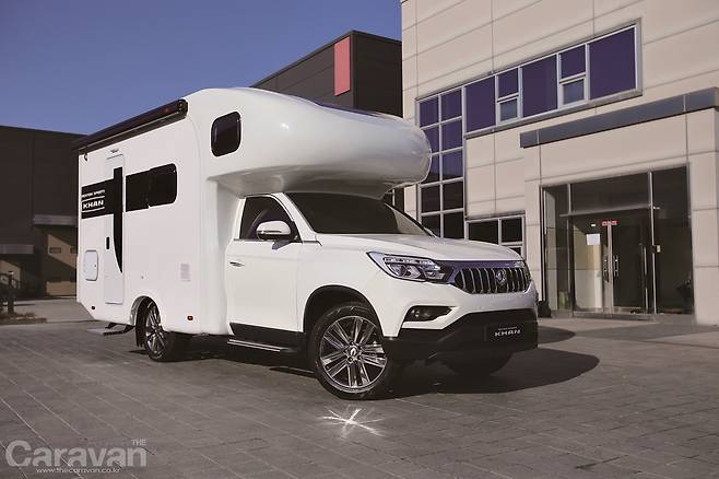 실용적인 렉스턴 스포츠 칸 베이스로 제작된 일체형 캠핑카