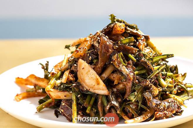 봄에만 맛볼 수 있는 충무집의 '멸치회'/이신영 영상미디어 기자