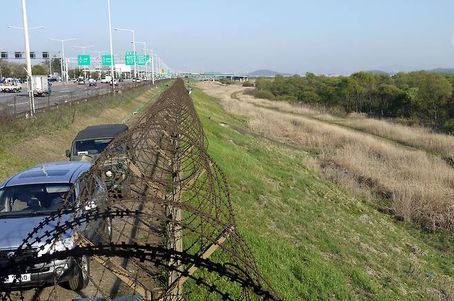 경기도 고양시 행주대교∼일산대교 까지 한강하구 12.9㎞ 구간의 철책 제거작업이 이달 말 완료돼 시민에게 개방된다. 이중으로 된 철책 중 자유로 쪽 1차 철책(사진 왼쪽)은 완전히 제거하고 한강 쪽 2차 철책(사진 오른쪽)은 장항습지 환경보호를 위해 윗부분 와이(Y)자 철책만 제거한다. 박경만 기자