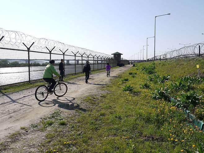 경기도 고양시 행주대교∼일산대교 까지 한강하구 12.9㎞ 구간의 철책 제거작업이 이달 말 완료돼 6월부터 시민에게 개방된다.  박경만 기자
