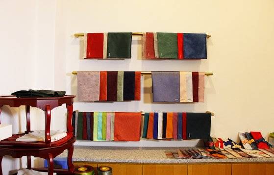 세련된 배색의 보자기가 마치 스카프처럼 걸려있다. [사진 중앙포토]