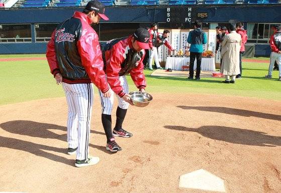 LG 트윈스 'LG시즌 승리 기원제'가 2015년 3월 26일 잠실야구장에서 진행됐다. 박용택이 기원제 고사를 지내고 난 후 이진영 주장과 함께 홈플레이트에 음복주를 뿌리고 있다. [강선아 기자]