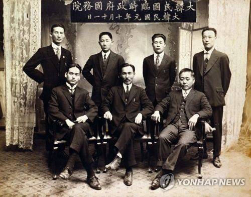 대한민국임시정부 국무원(1919. 10. 11) 앞줄 왼쪽부터 신익희, 안창호, 현순. 뒷줄 김철, 윤현진, 최창식, 이춘숙.