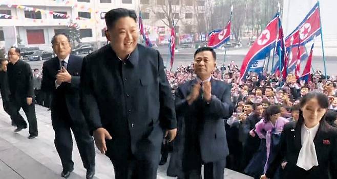 최고인민회의 대의원 선거… 김정은, '北과학의 산실' 김책공대서 투표 - 김정은 국무위원장이 최고인민회의 제14기 대의원 선거일인 10일 투표를 위해 평양 김책공업종합대학에 마련된 선거장(투표소)에 도착하고 있다. 왼쪽부터 조용원 노동당 조직지도부 부부장, 홍서헌 김책공대 총장, 김정은, 리성욱 김책공대 당위원장, 김여정 노동당 선전선동부 제1부부장. 북한의 최고인민회의 대의원 선거는 대부분 투표율 99.9%, 찬성률 100%를 기록했다. /조선중앙TV