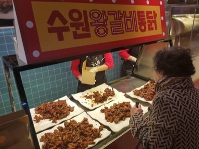 3월 5일 명동 롯데백화점 지하 1층에서 팝업스토어로 운영중인 수원왕갈비통닭 코너를 찾은 소비자가 치킨 주문을 하고 있다. /심민관 기자